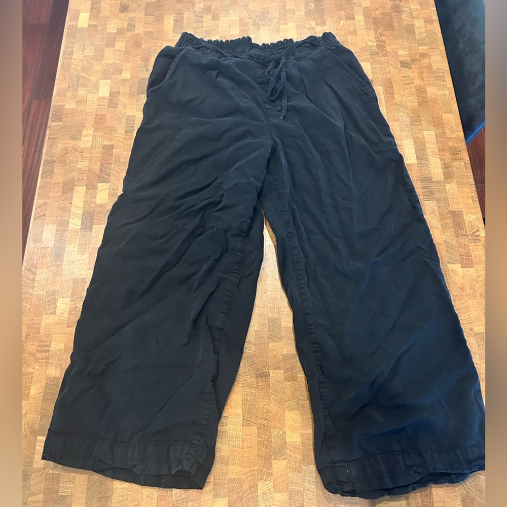 American Eagle Cropped Flowy Pants Black Size 4